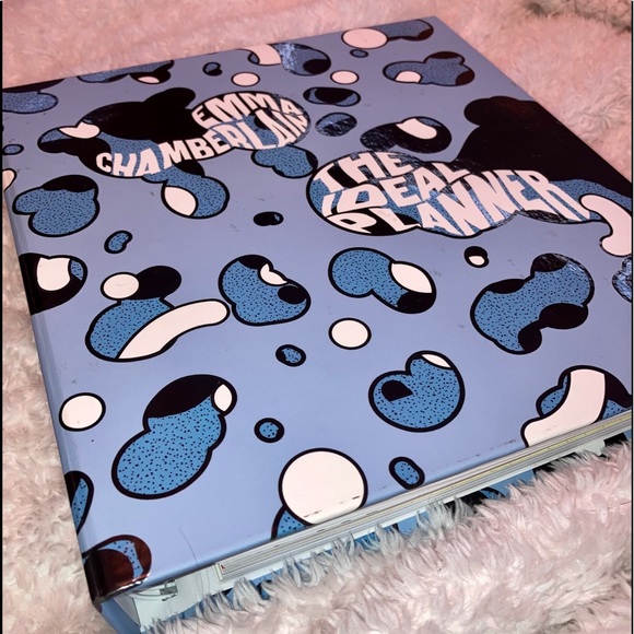 Emma Chamberlain - The Ideal Planner - Picture 1 of 3